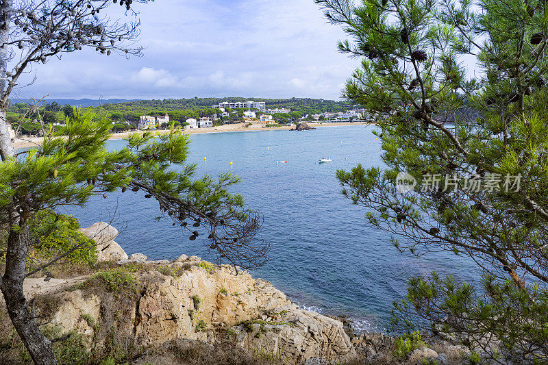 Cala Fosca, Camí de Ronda, Palamós -带岩脉的火成岩